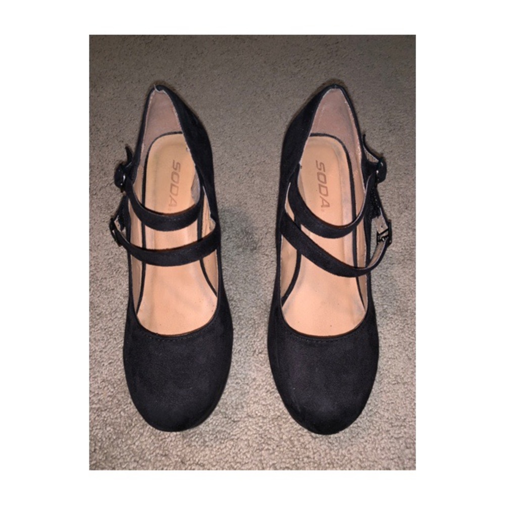 Black pumps